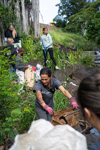 Dr. Lupita Ruiz-Jones and her ENV100 students help with the cleanup efforts along Palolo Stream.