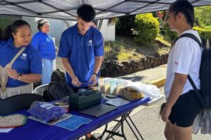 Silversword students helped incoming freshmen sign in for their move-in day at Hale Pohaku.